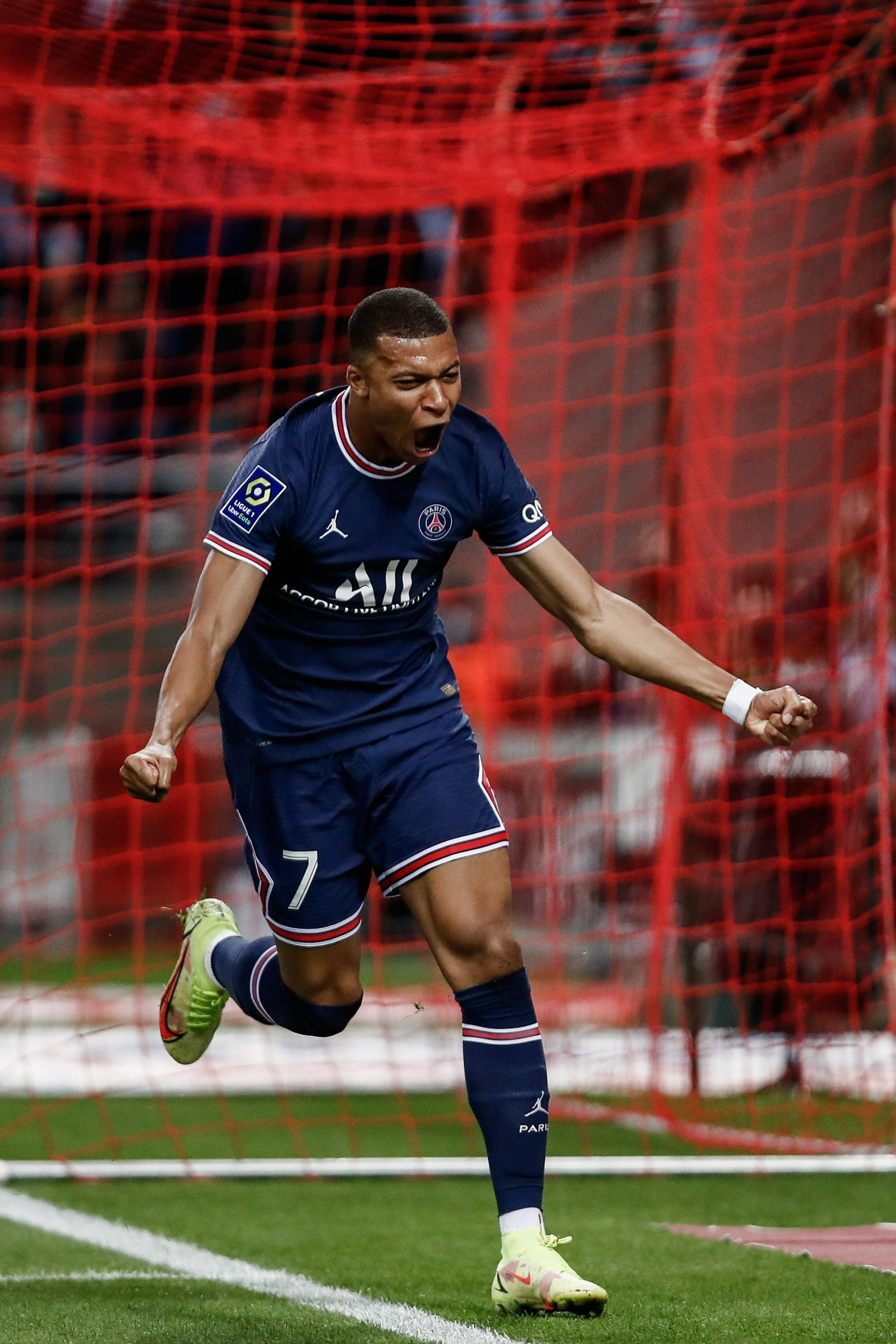 NBA交易市场动态：湖人完成签约,