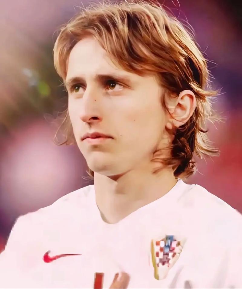 胖了？美媒晒浓眉训练图配文：浓眉的肚子从衣服里露出来了！