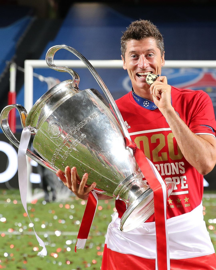 足球巴萨公布主力中场伤情，将缺阵一月