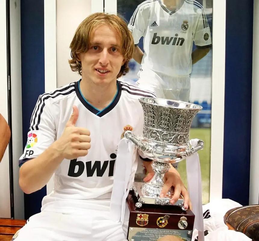 记者：于汉超正在参加B级教练培训班，下赛季将担任申花助教