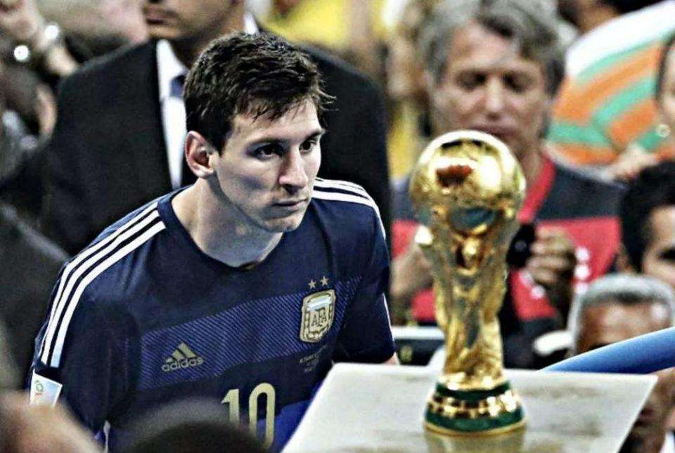 球员赛后把球衣送给癌症小球迷