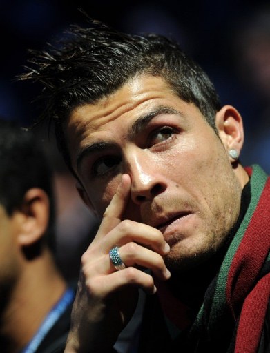 佐拉：当年有幸和马拉多纳一起练习任意球，让我能力明显提升