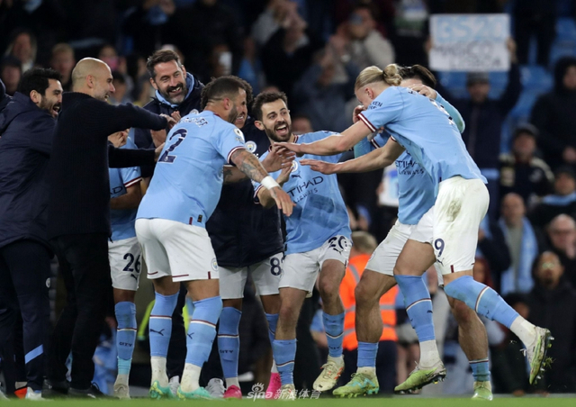 贝克汉姆的球队夺冠，全家相拥庆祝，14岁金发小七很夺目